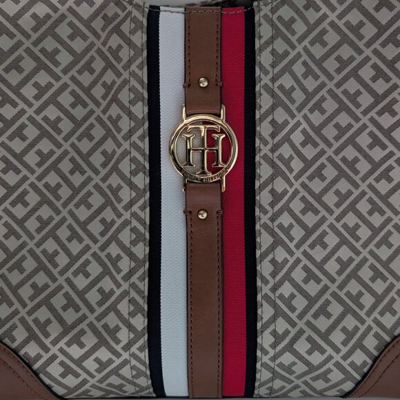 Tommy Hilfiger Tote Bag, Logo Print in khaki with brown faux leather details - Picture 2 of 10